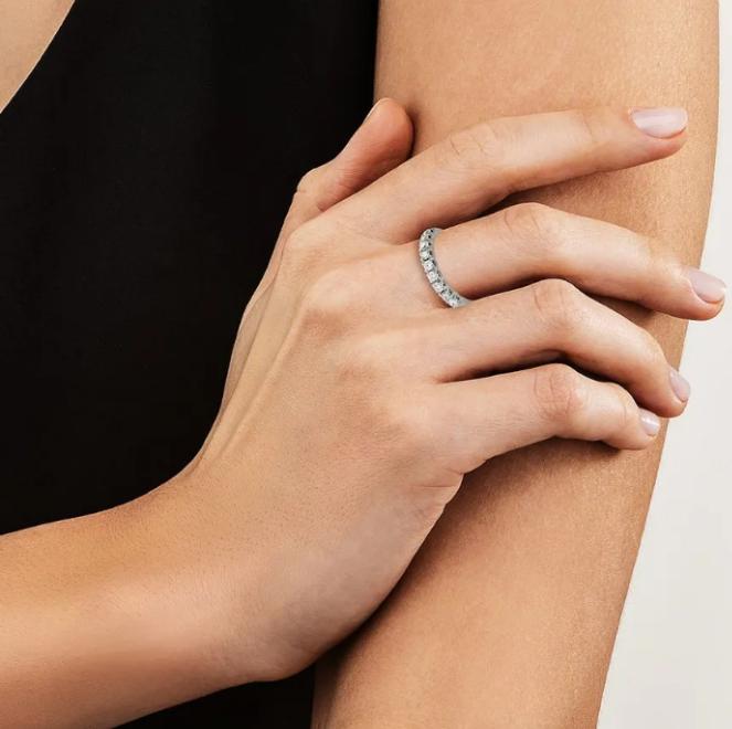 Half ring in 18k white gold and diamonds.