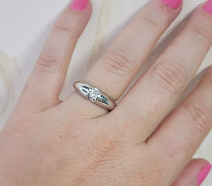 Solitaire ring in 18k white gold and 20pts diamond