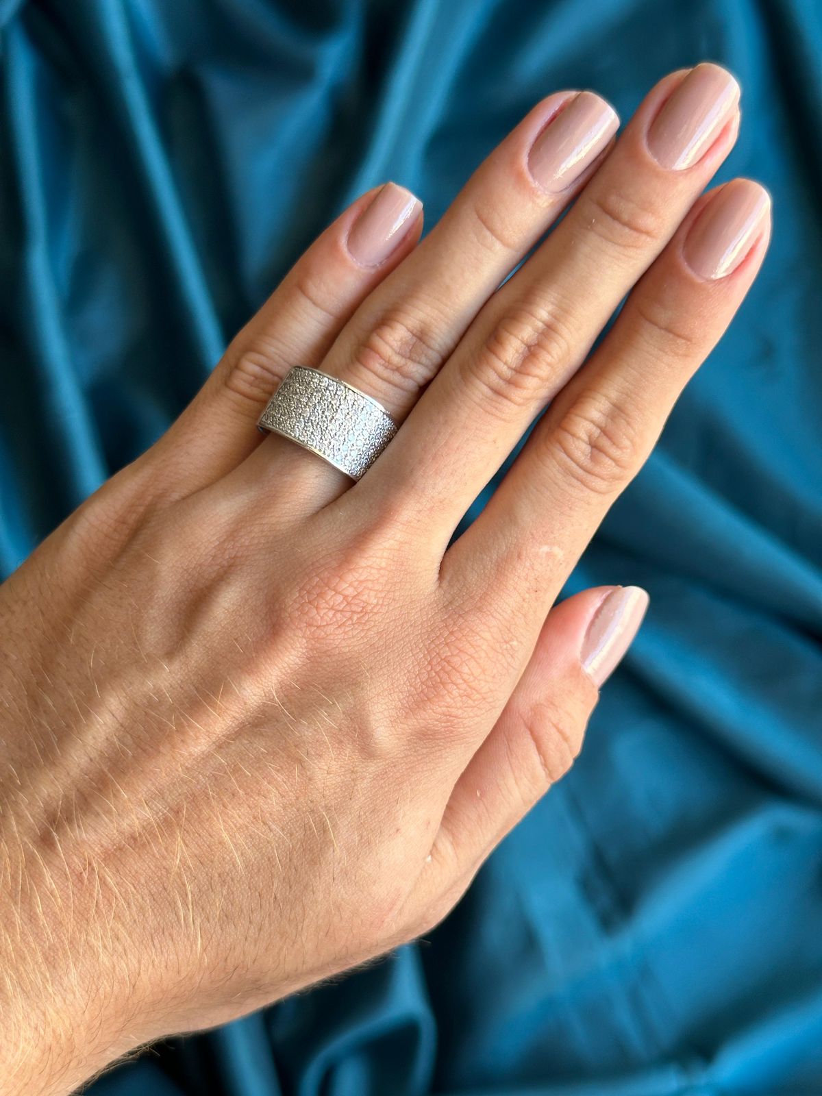 Beautiful Pavé Ring in 18k White Gold With Diamonds