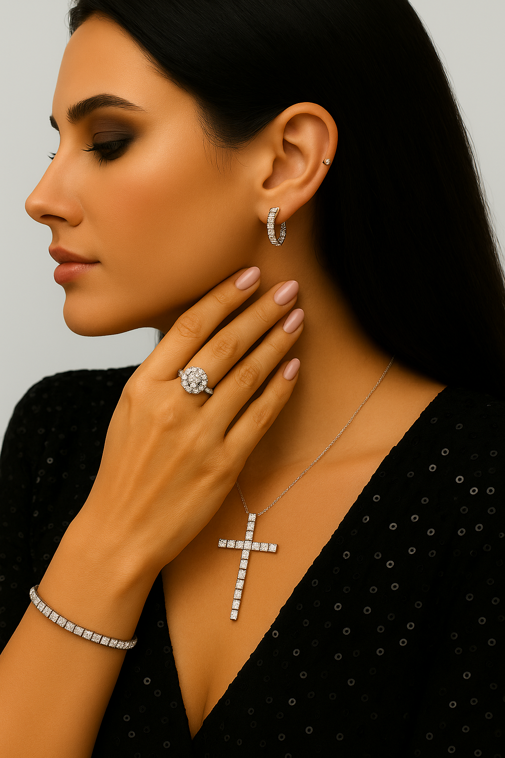 Halo ring in 18k white gold and natural diamonds