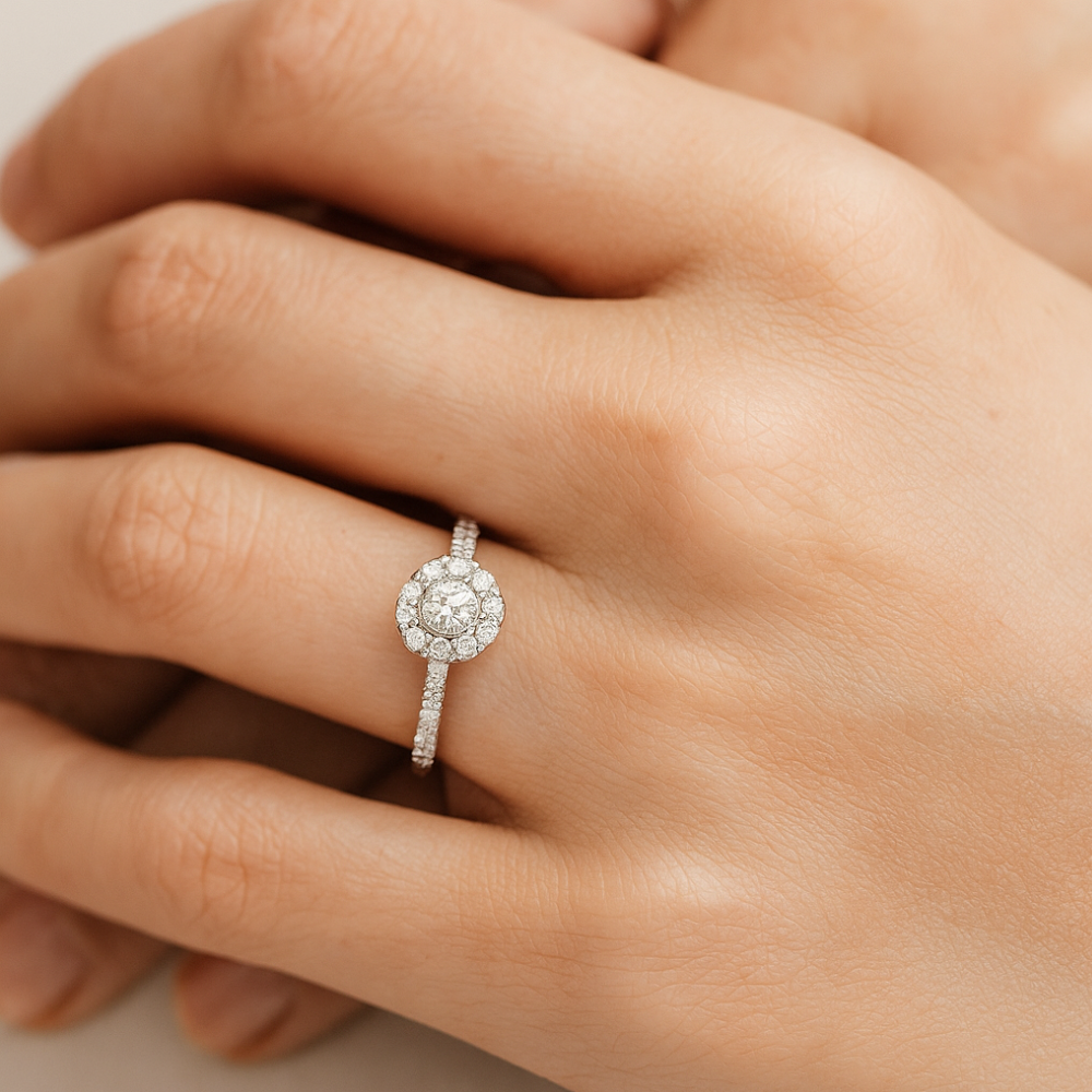 Halo ring in 18k white gold and natural diamonds